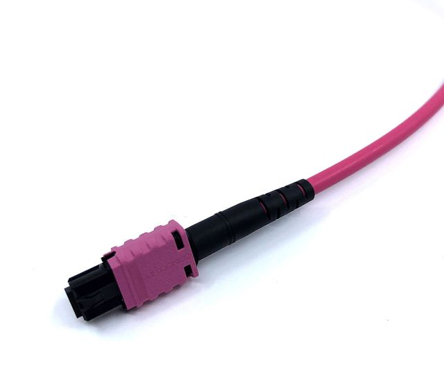 MPO MTP PRO 24 fiber OM4 kablage. F-rack systems