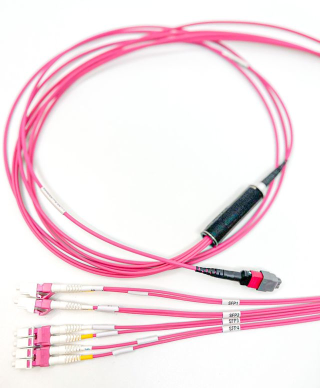 Tydlig uppmärkning av varje duplex SFP kabel från 1 till 4 för enklare anslutning. F-rack Systems AB