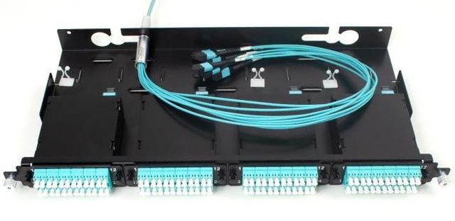 M4 1U Kassett 19" panel med LC kassetter OM3 och fibertrunk duralino fanout MPO monterad i bakkant